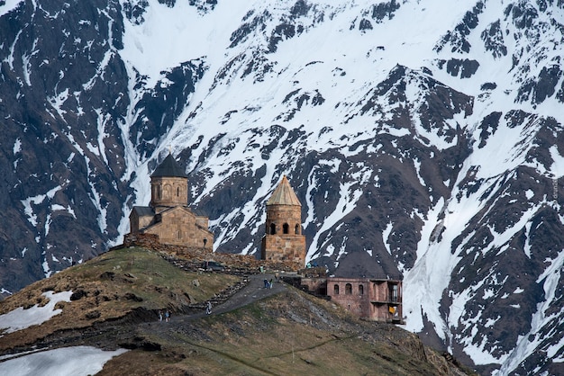 Capture panoramique d'un bâtiment sur fond de montagne en hiver