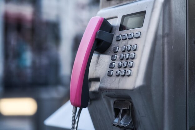 Capture sélective d'un téléphone public rose dans la rue de la ville