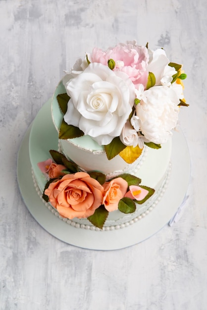 Capture verticale d'un gâteau conçu par des fleurs en vue de dessus