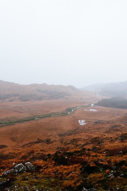 Capture verticale d'un magnifique paysage montagneux en Irlande