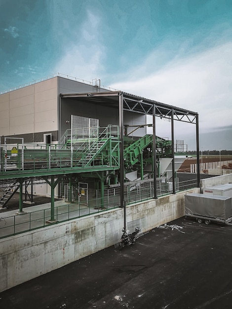 Capture verticale d'un paysage industriel avec usine et lignes de production à l'extérieur