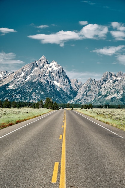 Capture verticale d'une route menant au parc national de Grand Teton, Wyoming USA