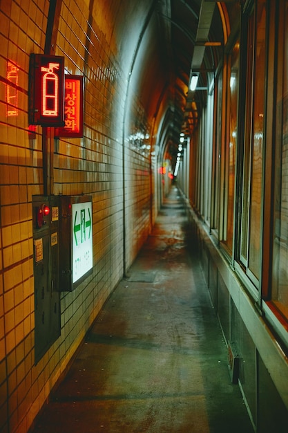 Capture verticale de la sortie de secours d'une station de métro capturée en Corée du Sud