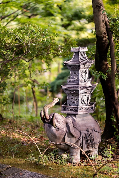 Capture verticale d'une statue d'éléphant dans un jardin de Kyoto, Japon