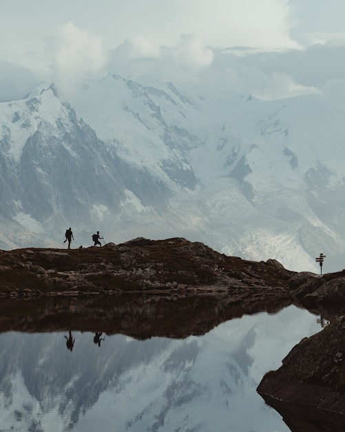 Capture verticale de voyageurs en randonnée dans les Alpes françaises