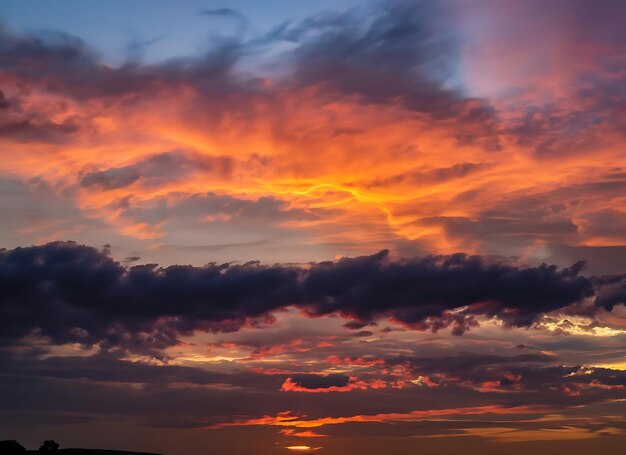 Capturez le coucher de soleil tout à fait spectaculaire avec des nuages colorés et un ciel épique et brillant