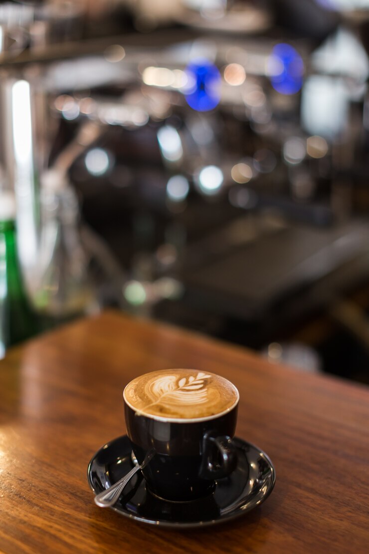 capucino chaud sur barre de bois
