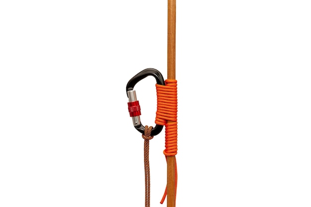 Carabine attachée avec une corde à une barre en bois close up isolé sur fond blanc