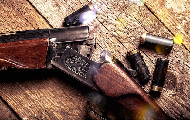 Carabine et manches vintage sur table en bois
