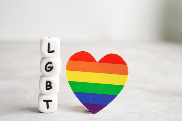 Caractère de texte LGBT avec coeur de drapeau arc-en-ciel pour le symbole du mois de la fierté lesbienne gay bisexuel transgenre tolérance et paix des droits de l'homme