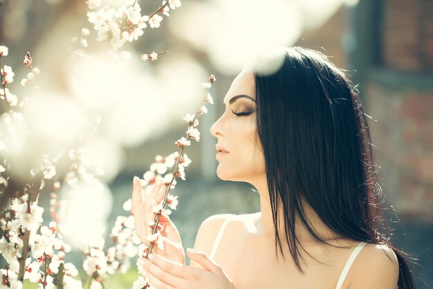 Caractéristique saisonnière beauté et mode belle femme près d'abricotier en fleurs