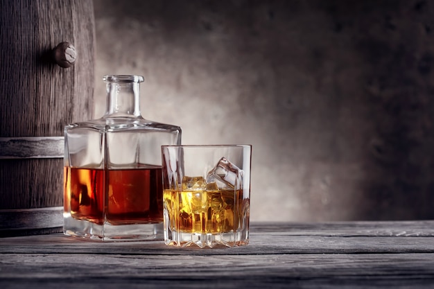 Carafe Carrée Et Un Verre De Whisky Avec De La Glace