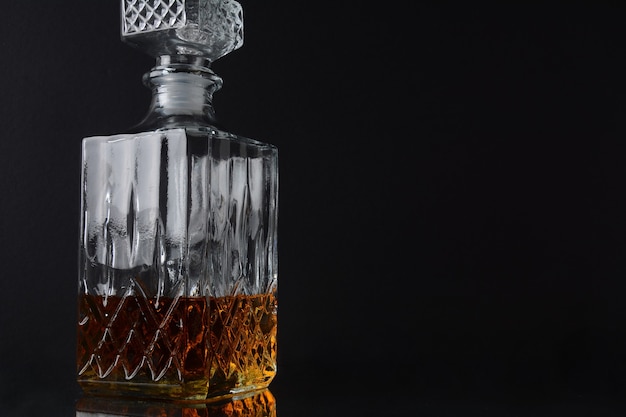 Une carafe carrée de whisky