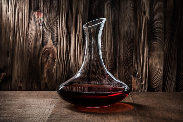 Carafe à vin rouge sur fond vintage