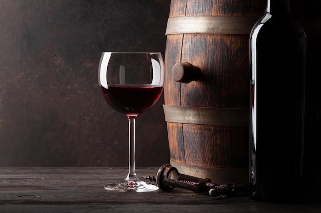 Carafe à vin rouge et vieux tonneau en bois