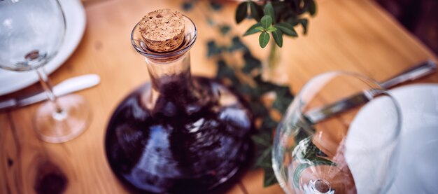 Carafe à vin et verres sur la table à manger