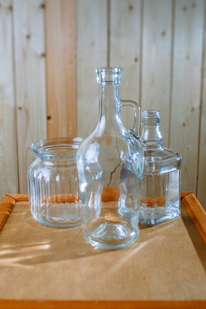 Photo carafes en verre et pots sur une table en bois