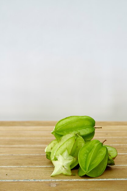 Carambole de fruits mûrs frais sur table en bois