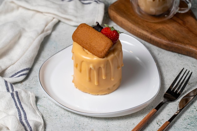 Photo caramel et gâteau à biscuits produits de pâtisserie portion de gâteau à caramel liquide sur fond gris