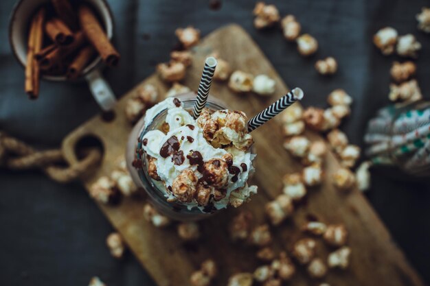 Caramel Popcorn Cacao avec de la crème fouettée Aliments malsains