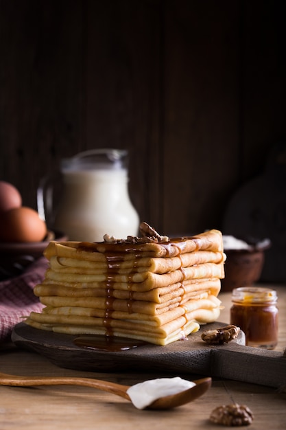 Caramel salé, verser sur les crêpes françaises vue rapprochée