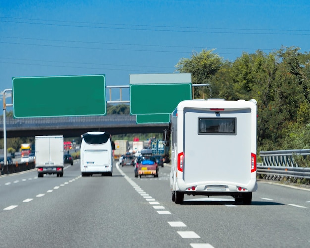 Caravane sur l'allée en Suisse