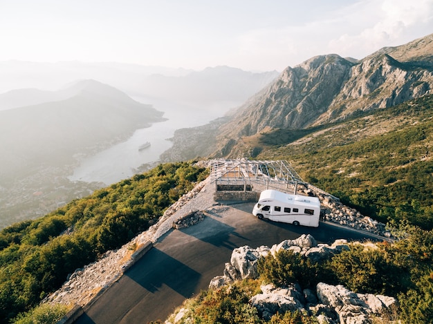 Caravane au sommet du mont Lovchen au Monténégro une maison sur roues près d'une falaise de montagne