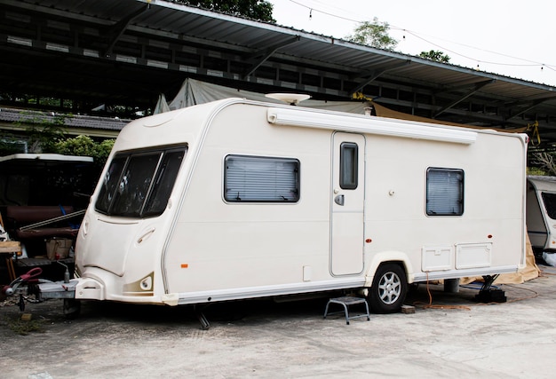 Caravane blanche ou camping-car