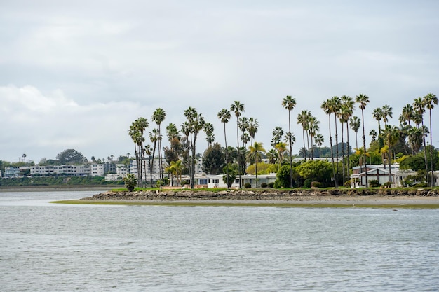 Caravane et parc à roulottes au bord de l'eau