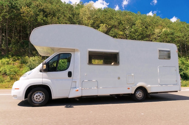 Caravane sur la route en Croatie.