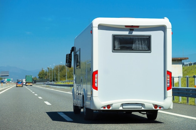 Caravane sur la route, Suisse.