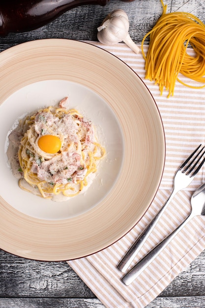 Carbonara pâte carbonara sur une vue de dessus de fond en bois blanc