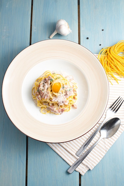 Carbonara pâte carbonara sur une vue de dessus de fond en bois bleu