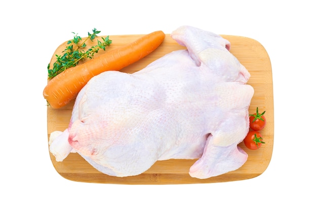 Carcasse de poulet cru frais sur une planche de bois