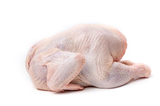 Carcasse de poulet cru isolé sur fond blanc. Fermer