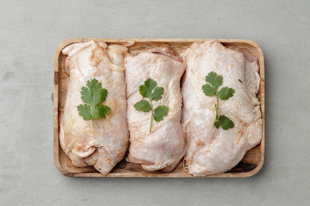 Carcasse de poulet cru sur plaque en bois se bouchent