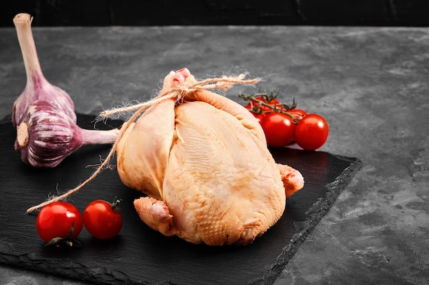 Carcasse de poulet halal frais sur une table grise