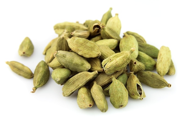 Cardamome verte en gros plan sur blanc