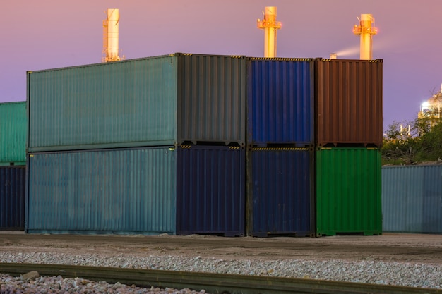 Cargo Containers sur les quais avec Twilight.