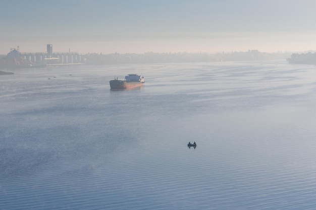 Cargo dans le brouillard sur un fleuve Dniepr