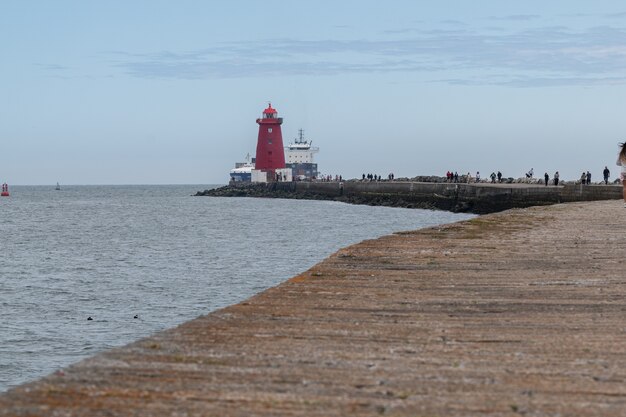 Cargo entrant dans le port de Dublin au phare de Poolbeg d'Irish see.