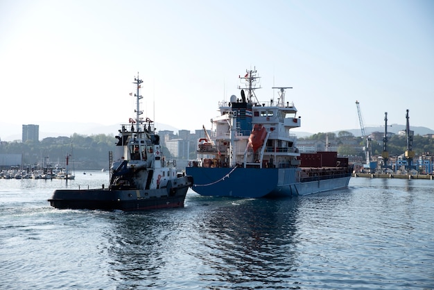 cargo entrant dans le port