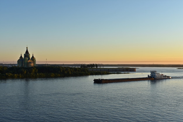 Un cargo navigue à l'aube sur la Volga