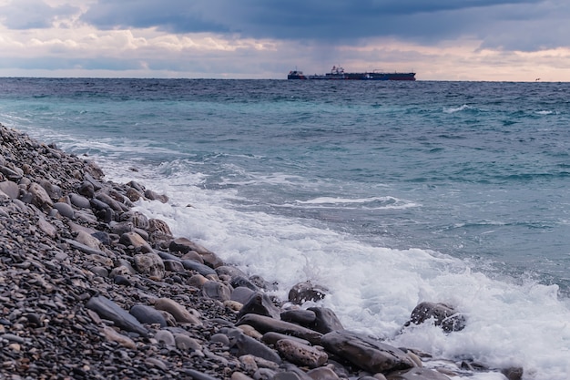 Le cargo navigue à l'horizon de la mer