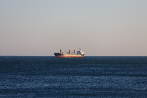 Un cargo navigue sur la mer. photo de haute qualité