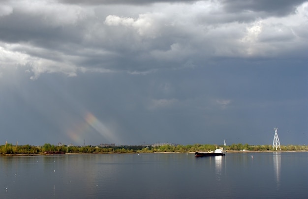 un cargo navigue sur la Volga