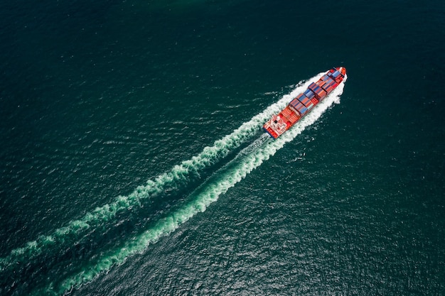 Cargo porte-conteneurs naviguant à pleine vitesse dans l'océan pacifique pour transporter des marchandises import export