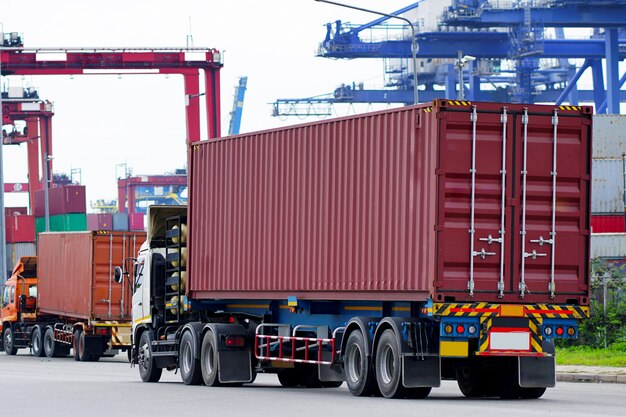 Photo cargo red container truck dans le port de la logistique