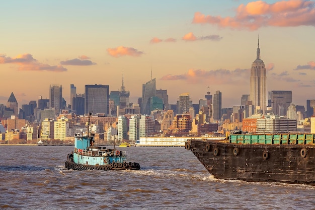 Cargo avec les toits de la ville de Manhattan à New York