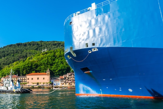 Cargo transportant un navire géant dans la baie de Pasaia à la mer ouverte Pasajes Gipuzkoa Espagne